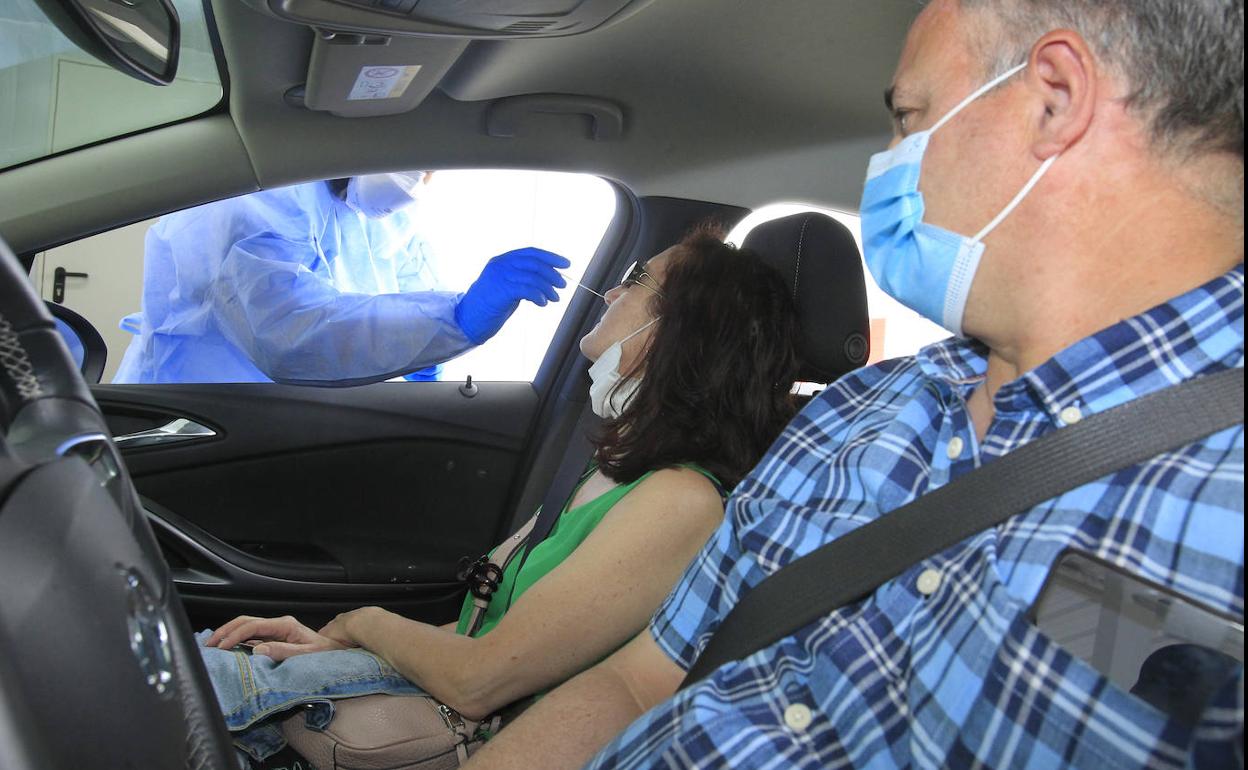 Asturias suma 95 nuevos casos y ocho ingresos hospitalarios, uno de ellos en la UCI