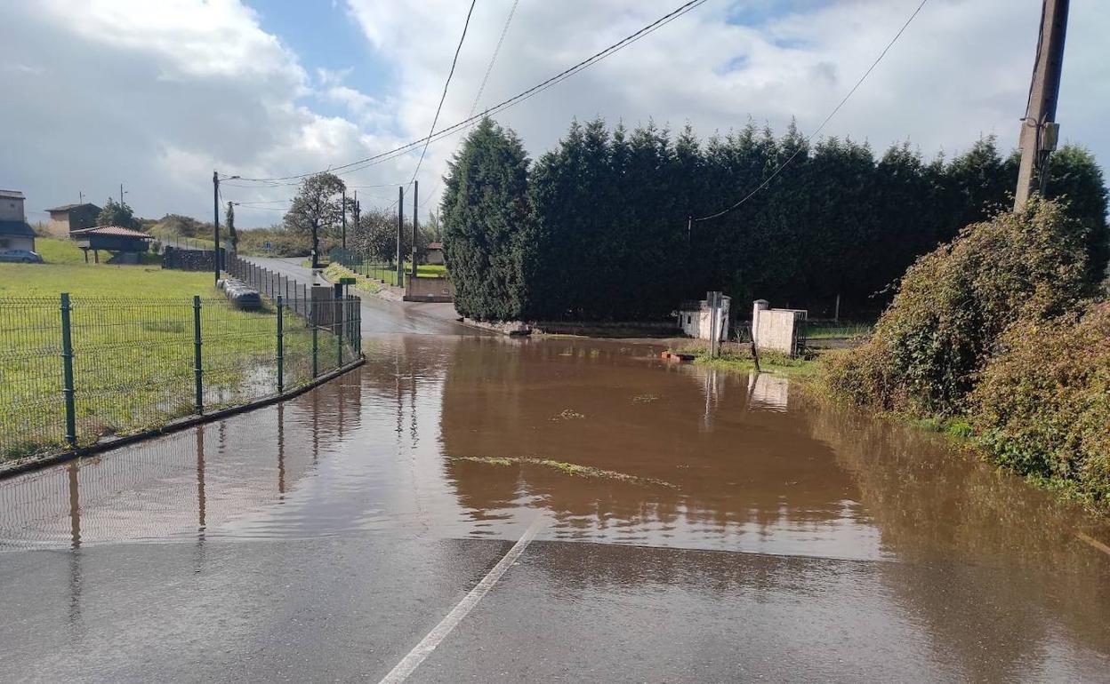 Las lluvias inundan la carretera de Monteana, en Gijón