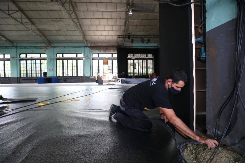 Este lunes comenzaron las labores de montaje en la Fábrica de Armas de la Vega con vistas a las actividades que de desarrollarán dentro de la programación de los Premios Princesa de Asturias.