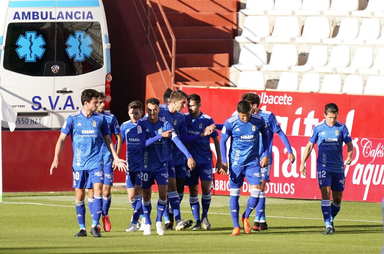 Los futbolistas azules celebran el gol de Arribas en el Carlos Belmonte. 