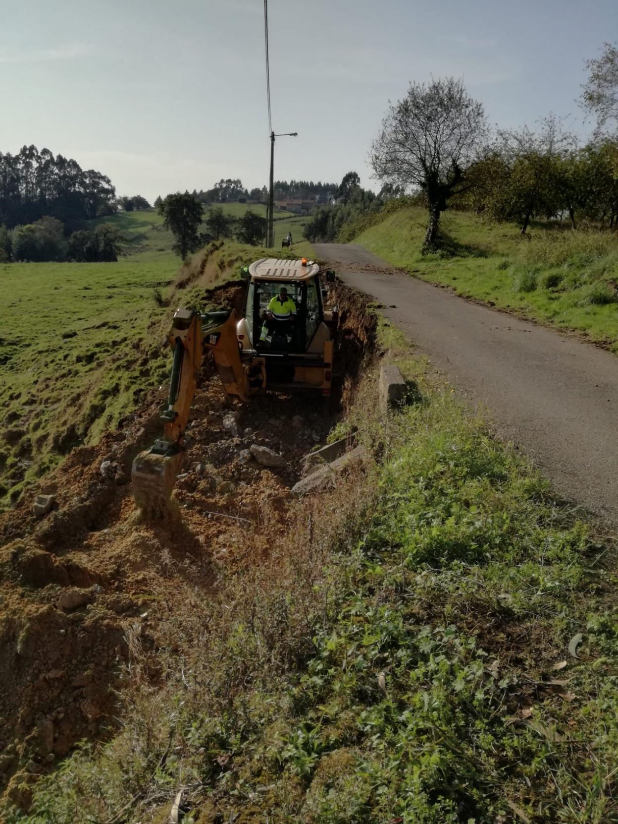 Un operario, durante los trabajos de construcción de la escollera. 