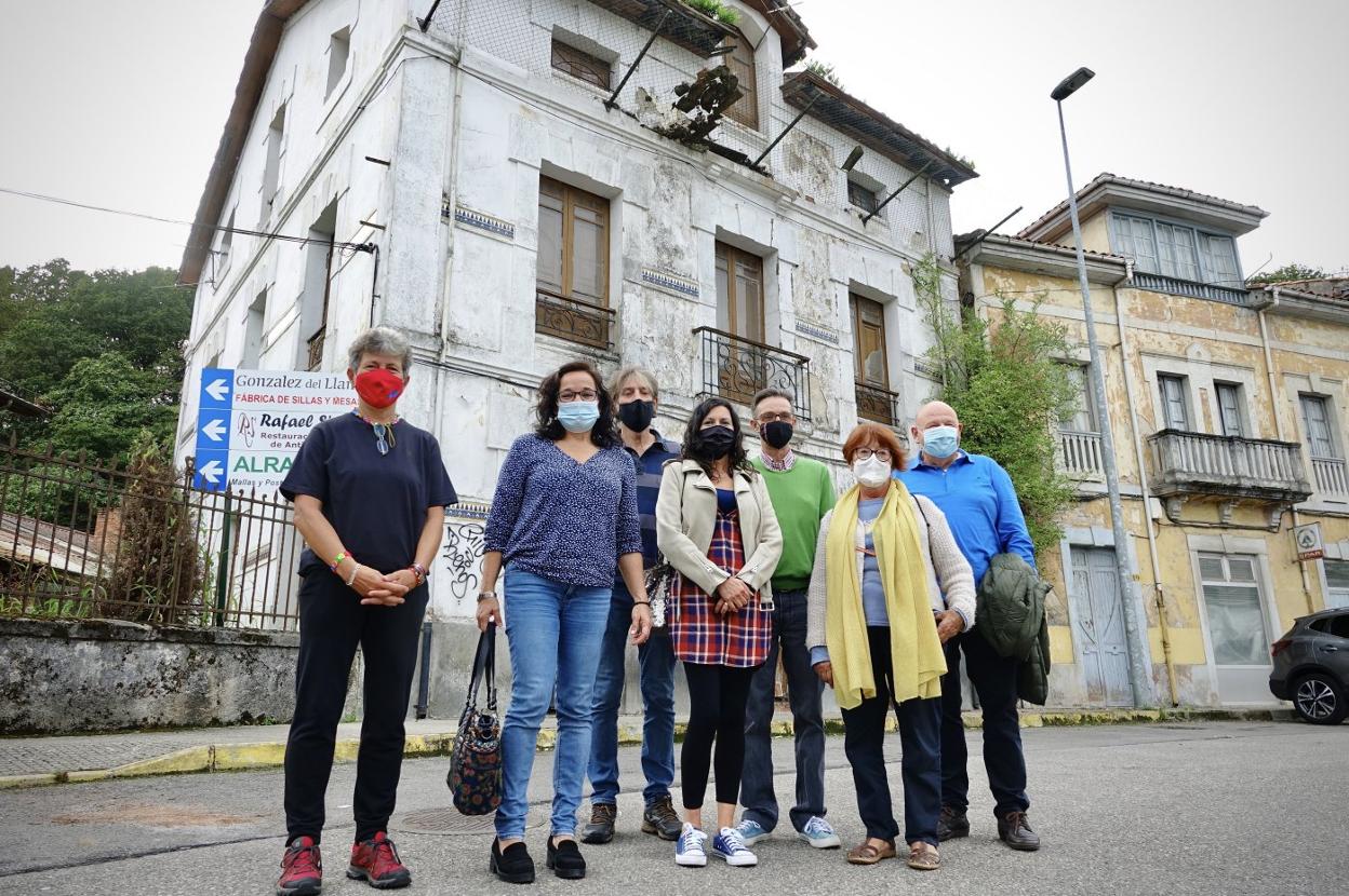 Miembros de Podemos, ante el cuartel de Castañéu. 
