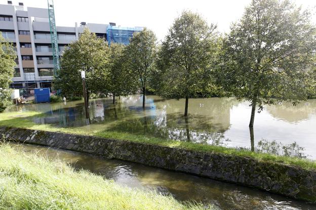 Gijón. El parque fluvial también sufrió inundaciones en su zona más próxima a Viesques. 