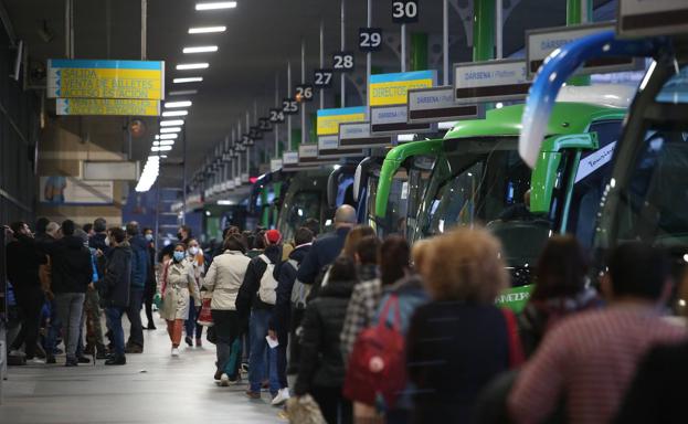 Imagen principal - Largas colas en la estación de autobuses de Oviedo | Agentes de la Policía Nacional patrullan la estación ovetense.