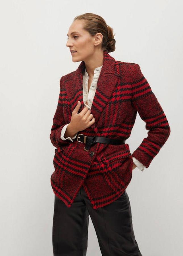 Americana tweed en rojo y negro de Mango, 79,99 euros.