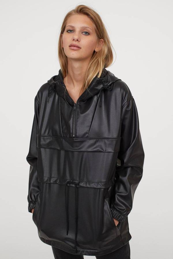 Anorak de piel sintética de H&M, 59,99 euros.