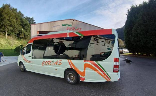 Autobús escolar apedreado hoy en Pravia. En el vídeo, los daños sufridos por un autobús que cubría el trayecto Gijón-Ribadesella.