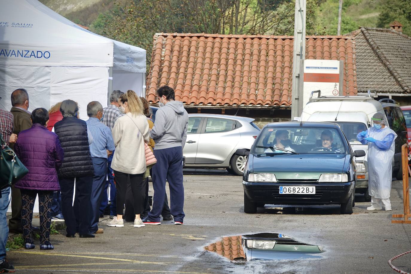 Después de que este lunes se decretara la alerta naranja, los vecinos de Ponga fueron llamados a realizar las pruebas PCR para controlar el virus en el concejo.