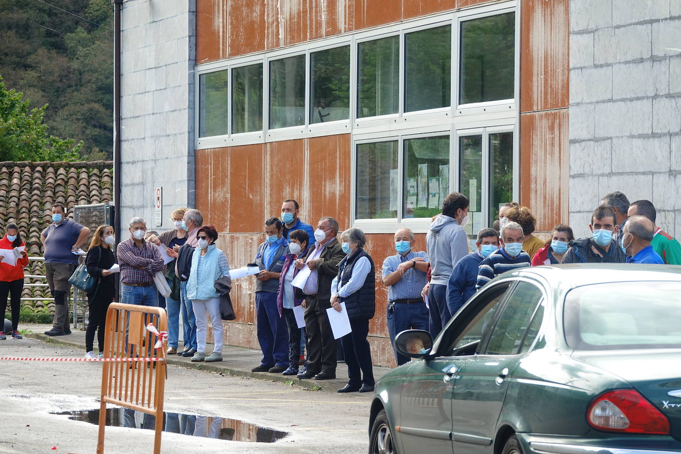 Después de que este lunes se decretara la alerta naranja, los vecinos de Ponga fueron llamados a realizar las pruebas PCR para controlar el virus en el concejo.