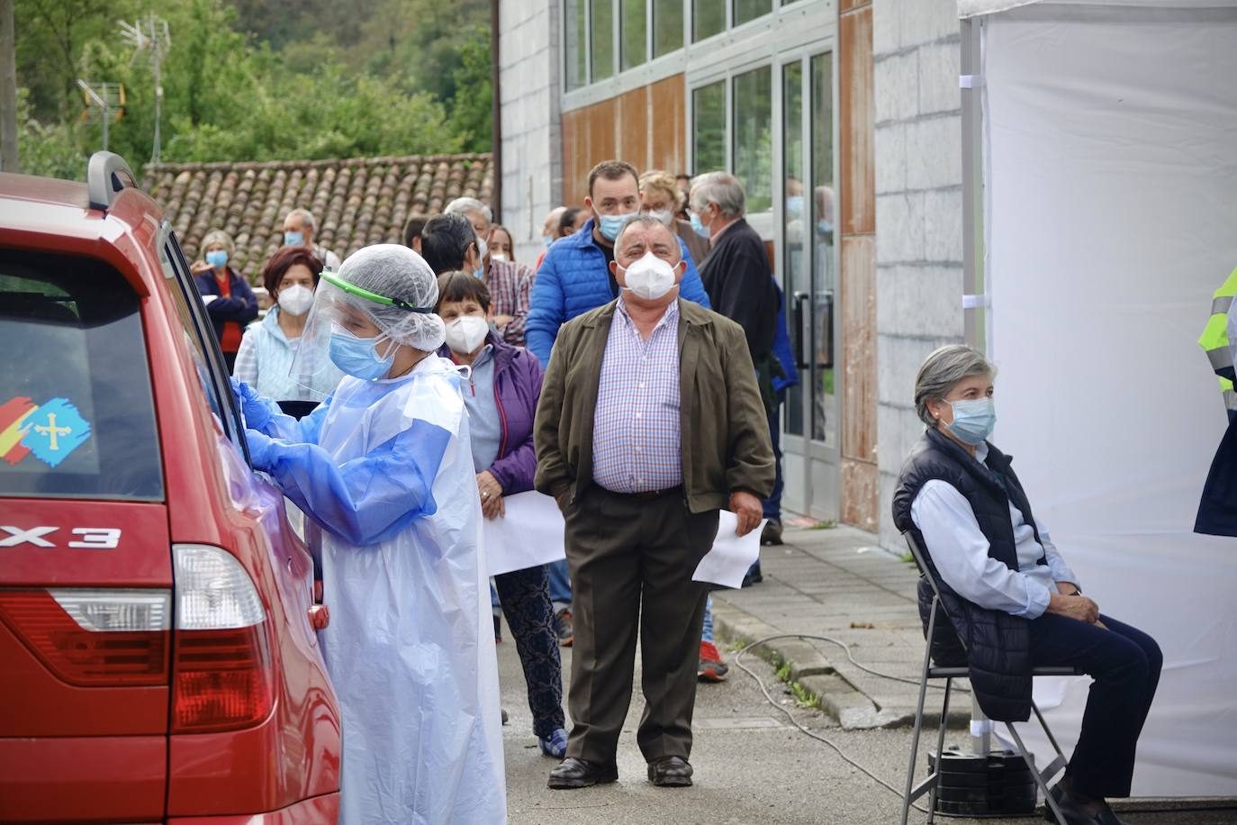 Después de que este lunes se decretara la alerta naranja, los vecinos de Ponga fueron llamados a realizar las pruebas PCR para controlar el virus en el concejo.