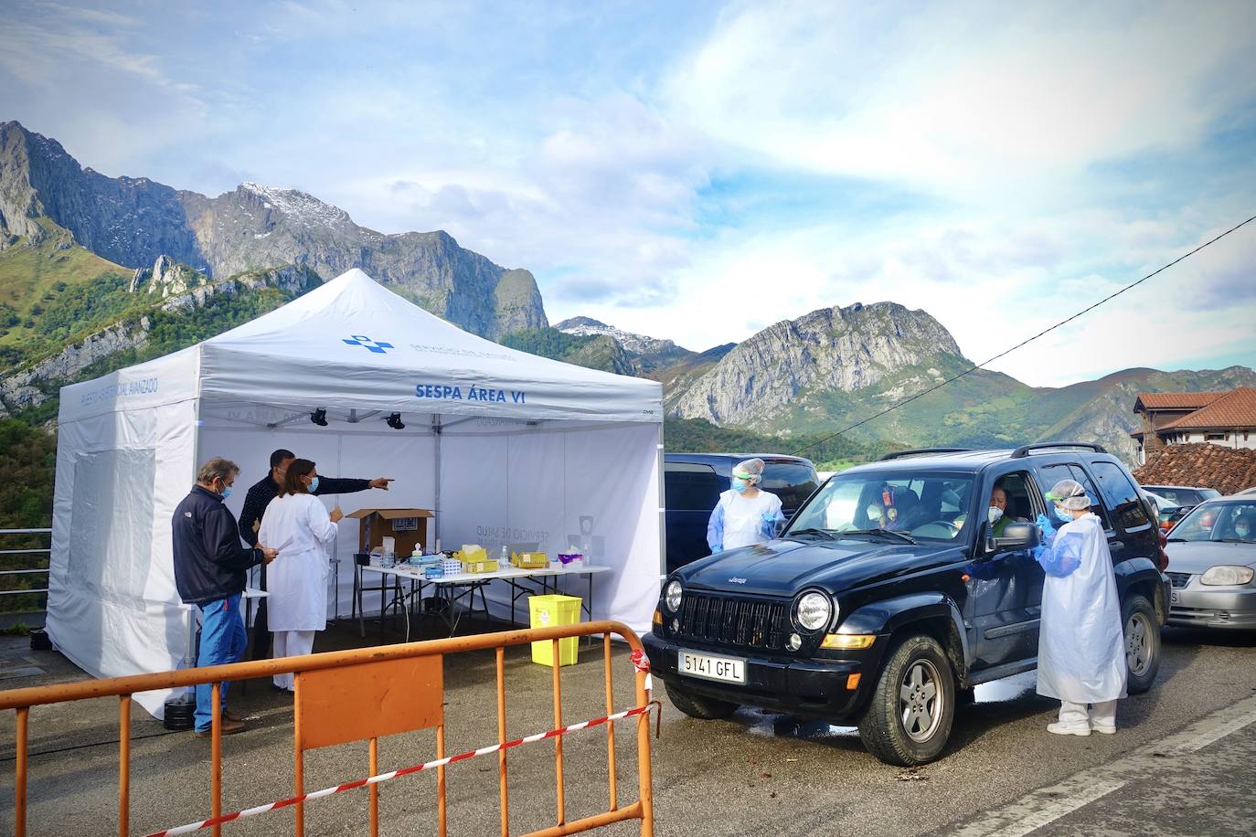 Después de que este lunes se decretara la alerta naranja, los vecinos de Ponga fueron llamados a realizar las pruebas PCR para controlar el virus en el concejo.