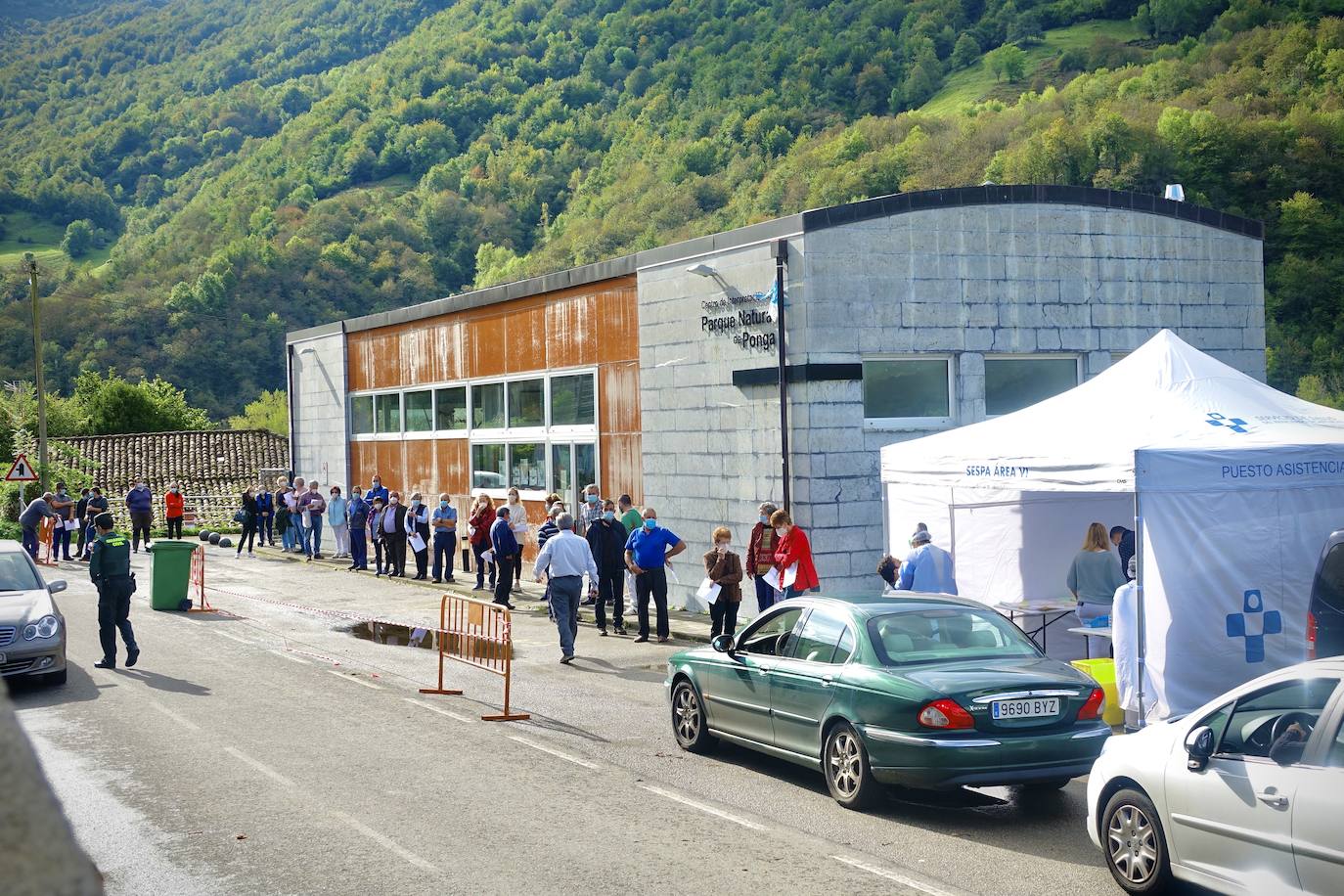 Después de que este lunes se decretara la alerta naranja, los vecinos de Ponga fueron llamados a realizar las pruebas PCR para controlar el virus en el concejo.