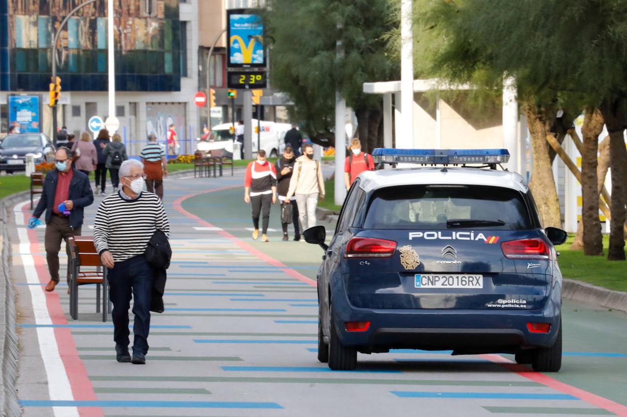 Un coche de la Policía Nacional patrulla esta mañana por el paseo del Muro. 