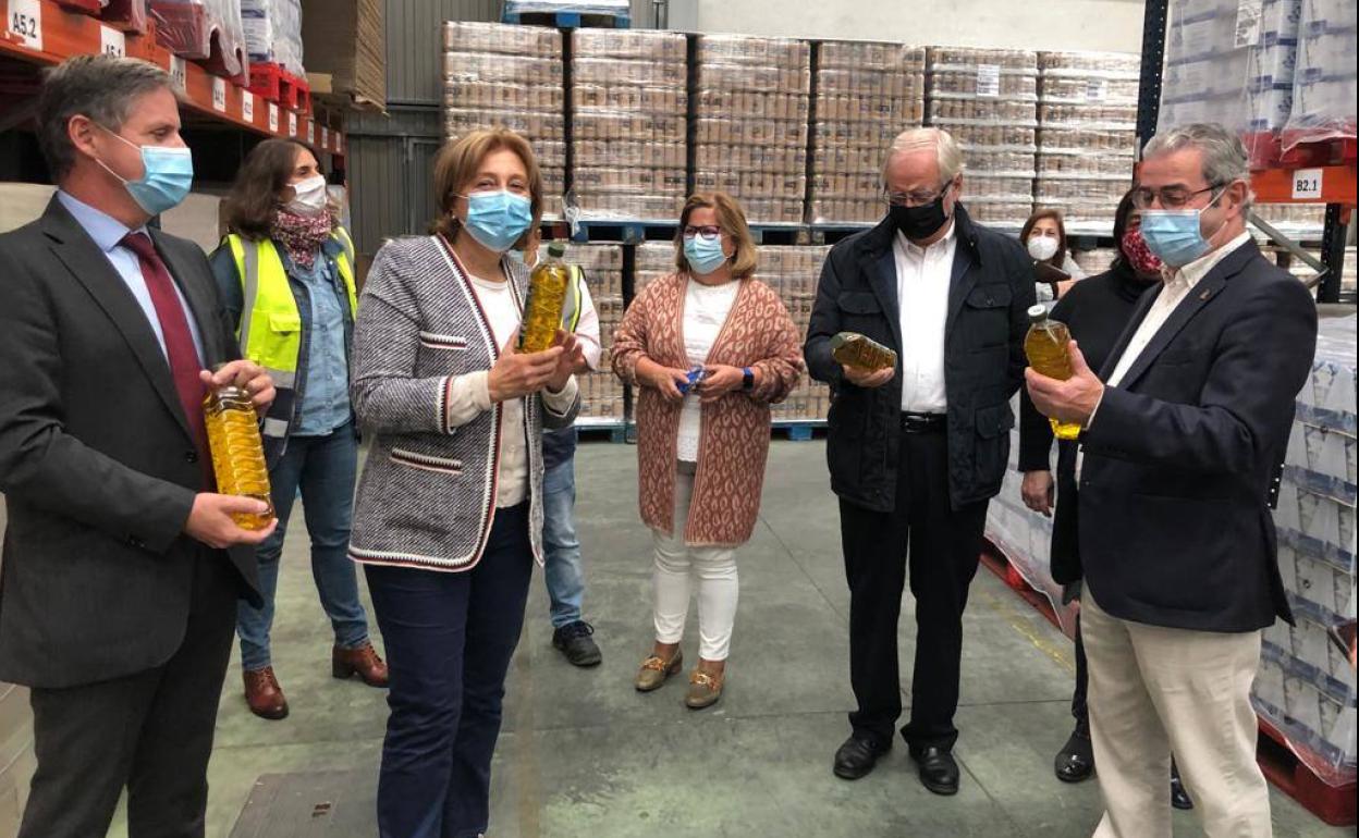 La delegada del Gobierno en Asturias, Delia Losa, en los almacenes de Cruz Roja Española y la Federación Española de Banco de Alimentos. 