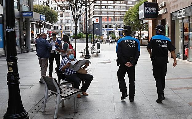 Agentes de la Policía Local patrullan por la calle Corrida.