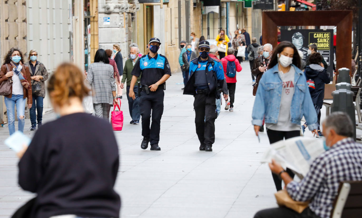 Gijón está en alerta naranja ante la incidencia del coronavirus. Aunque no supone nuevas restricciones para la ciudadanía, la nueva situación se aprecia en la mayor presencia de las fuerzas de seguridad, encargados de velar por el cumplimiento de las medidas de seguridad y prevención.