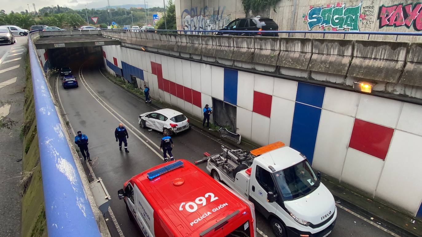  El accidente de un vehículo en la avenida del Llano, en Gijón, este miércoles ha provocado el corte del acceso en este paso y ha causado retenciones, al quedar el coche atravesado en la vía por causas que aún se desconocen. Hasta el lugar se han desplazado agentes de la Policía Local de Gijón y una ambulancia. 
