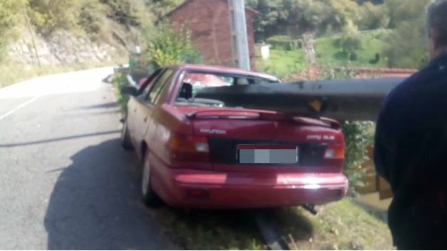 Así quedó el coche atravesado. 