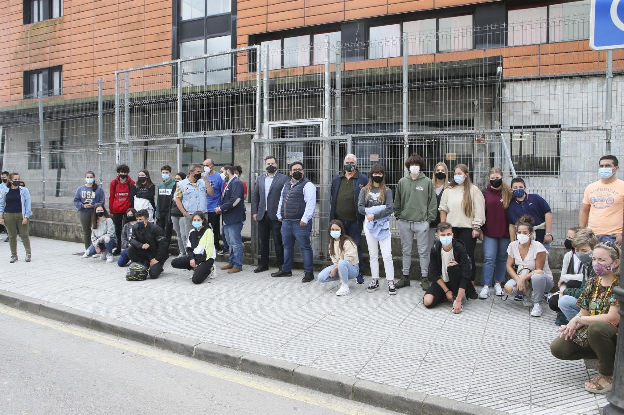 Padres, alumnos y miembros del PP ayer frente al instituto para denunciar la situación. 