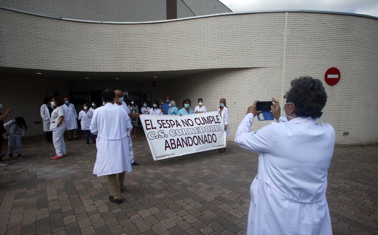 Una de las protestas del personal sanitario y pacientes en La Corredoria, que han convocado otra para hoy. 