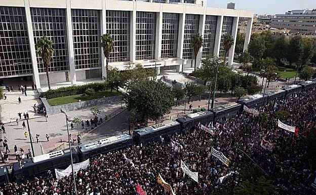 Los manifestantes, frente al tribunal.