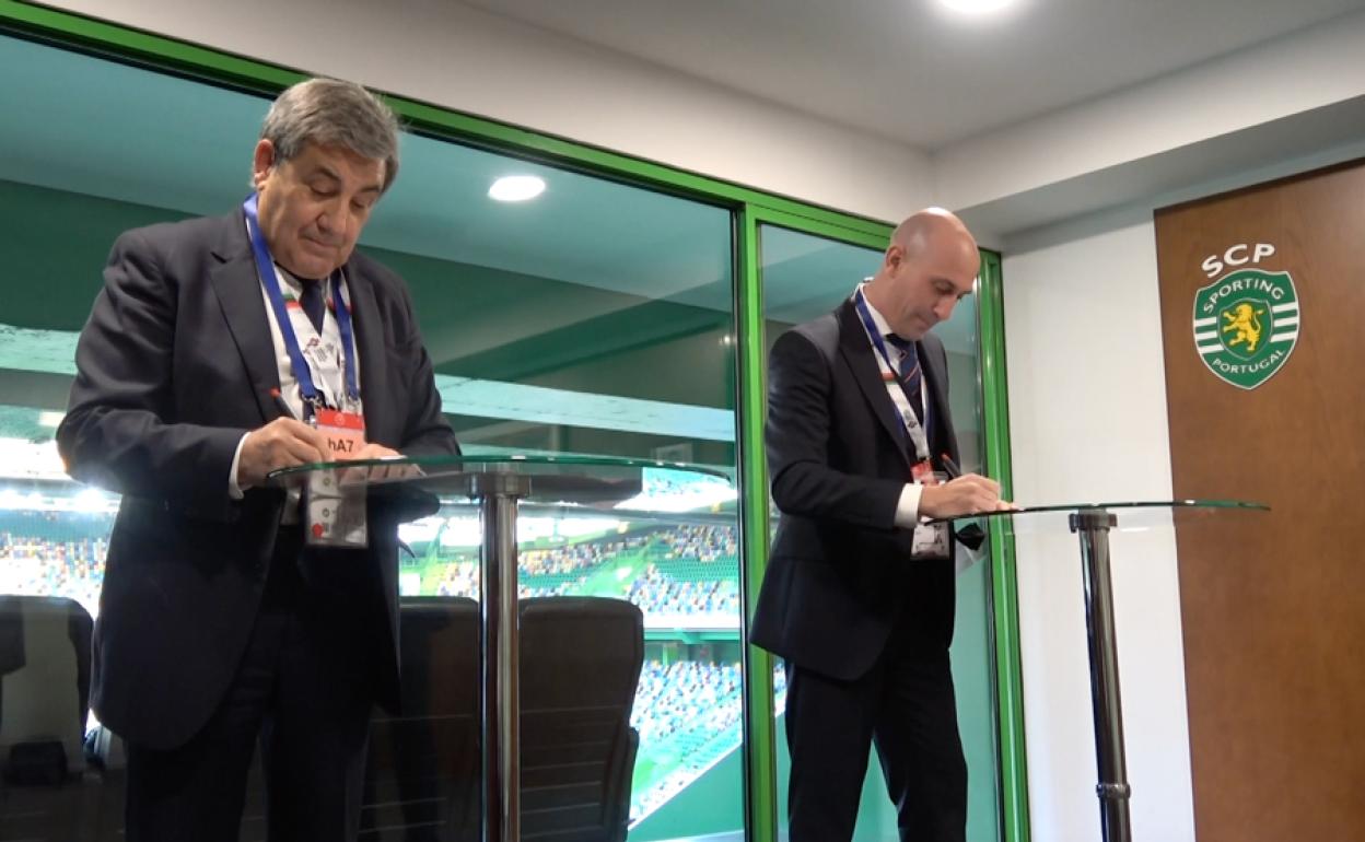 Fernando Gomes y Luis Rubiales firman el acuerdo.