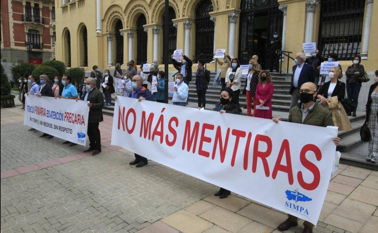 Concentración de médicos de Atención Primaria ante la sede de Presidencia.