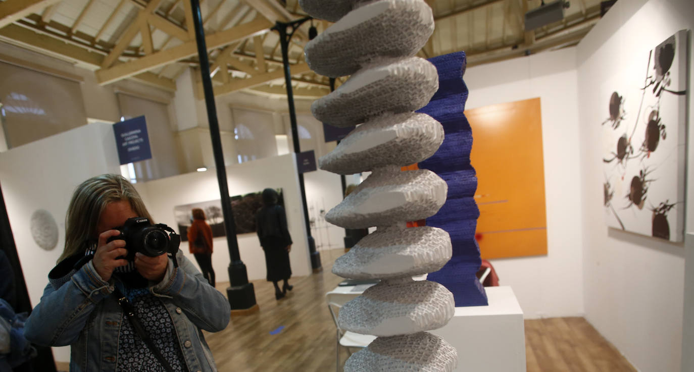 La Feria de Arte Contemporáneo del Principado, que se desarrollará hasta el 11 de octubre, muestra la obra de 68 artistas, un 70% asturianos, y 17 galerías de Oviedo, Gijón y Avilés, además de la Escuela de Arte de Oviedo para conmemorar la décima edición con obras de pintura, la escultura, la obra gráfica, la fotografía y la instalación.