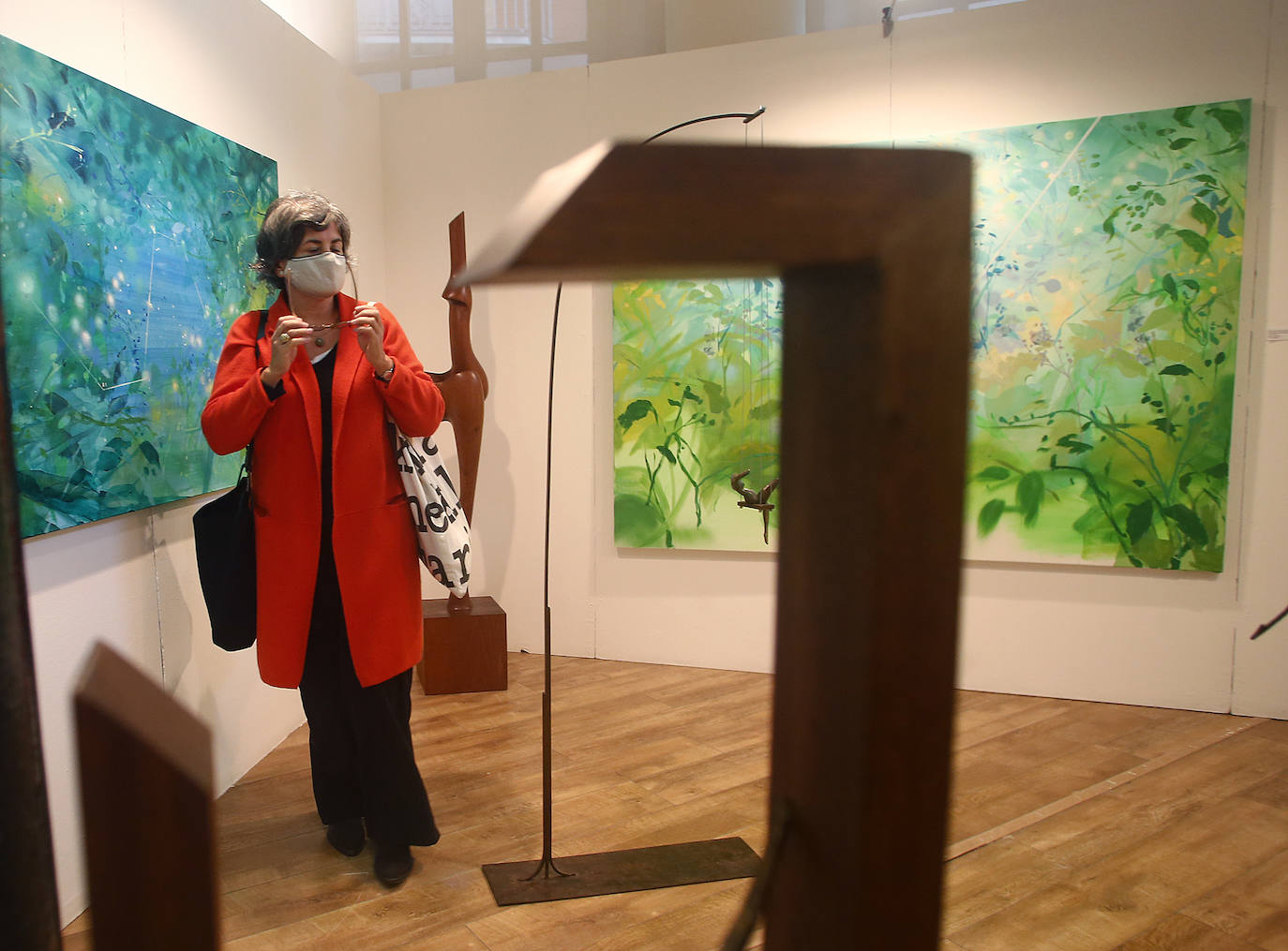 La Feria de Arte Contemporáneo del Principado, que se desarrollará hasta el 11 de octubre, muestra la obra de 68 artistas, un 70% asturianos, y 17 galerías de Oviedo, Gijón y Avilés, además de la Escuela de Arte de Oviedo para conmemorar la décima edición con obras de pintura, la escultura, la obra gráfica, la fotografía y la instalación.