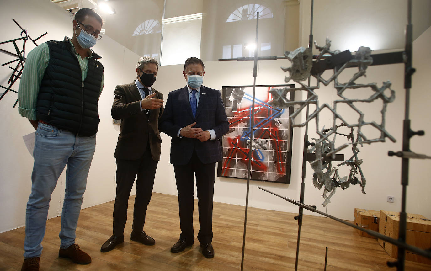 La Feria de Arte Contemporáneo del Principado, que se desarrollará hasta el 11 de octubre, muestra la obra de 68 artistas, un 70% asturianos, y 17 galerías de Oviedo, Gijón y Avilés, además de la Escuela de Arte de Oviedo para conmemorar la décima edición con obras de pintura, la escultura, la obra gráfica, la fotografía y la instalación.