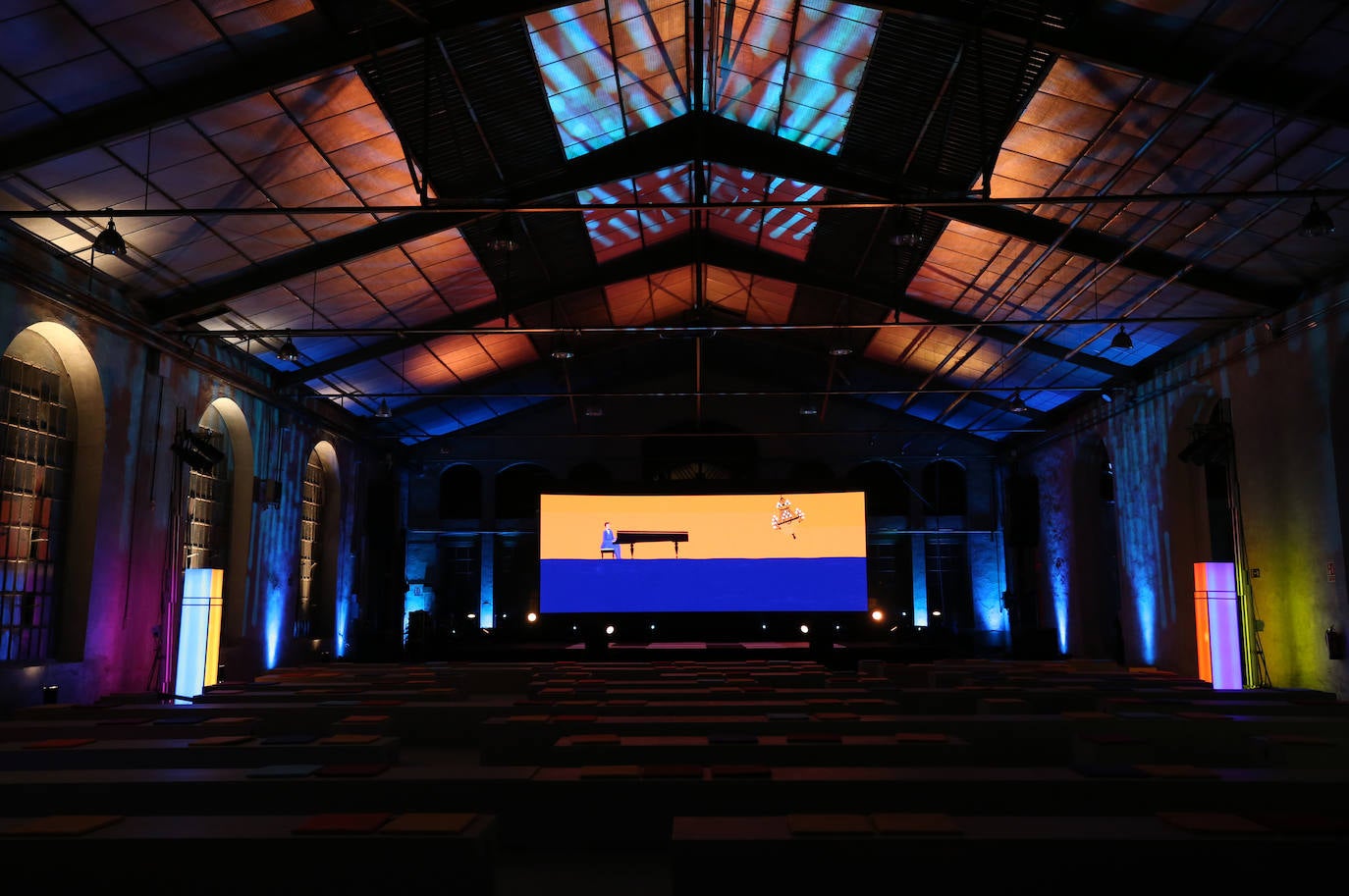 La Fábrica de los Premios Princesa reúne desde un autocine hasta distintas actividades como recitales poéticos, sala de rally virtual o conciertos. Todo ello en las instalaciones de la Fábrica de Armas de la Vega. 