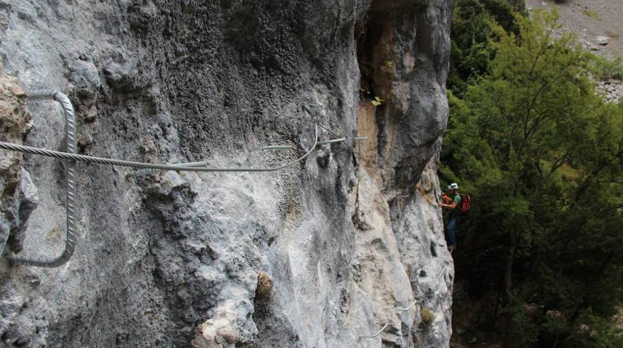 El norte de España puede presumir de tener alguna de las mejores vías ferratas. El desfiladero de Hermida, con una extensión de 21 kilómetros, no solo es el más largo de la Península, sino que también es uno de los encargados de marcar el límite de los Picos de Europa. Situado en el occidente de Cantabria y rozando la zona oriental asturiana, se encuentra flanqueado por imponentes paredes de roca caliza que llegan a alcanzar los 600 metros. Además, cuenta con una de las primeras vías ferratas que se hicieron en Cantabria y en la que podrás disfrutar de la vista de estas altas paredes de roca. Pero si prefieres optar por un plus de dificultad, la vía ferrata de 'los Peñarruscos' es tu mejor opción, siempre que cuentes con mucha experiencia.