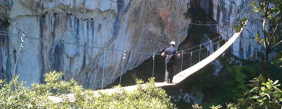 El norte de España puede presumir de tener alguna de las mejores vías ferratas. El desfiladero de Hermida, con una extensión de 21 kilómetros, no solo es el más largo de la Península, sino que también es uno de los encargados de marcar el límite de los Picos de Europa. Situado en el occidente de Cantabria y rozando la zona oriental asturiana, se encuentra flanqueado por imponentes paredes de roca caliza que llegan a alcanzar los 600 metros. Además, cuenta con una de las primeras vías ferratas que se hicieron en Cantabria y en la que podrás disfrutar de la vista de estas altas paredes de roca. Pero si prefieres optar por un plus de dificultad, la vía ferrata de 'los Peñarruscos' es tu mejor opción, siempre que cuentes con mucha experiencia.