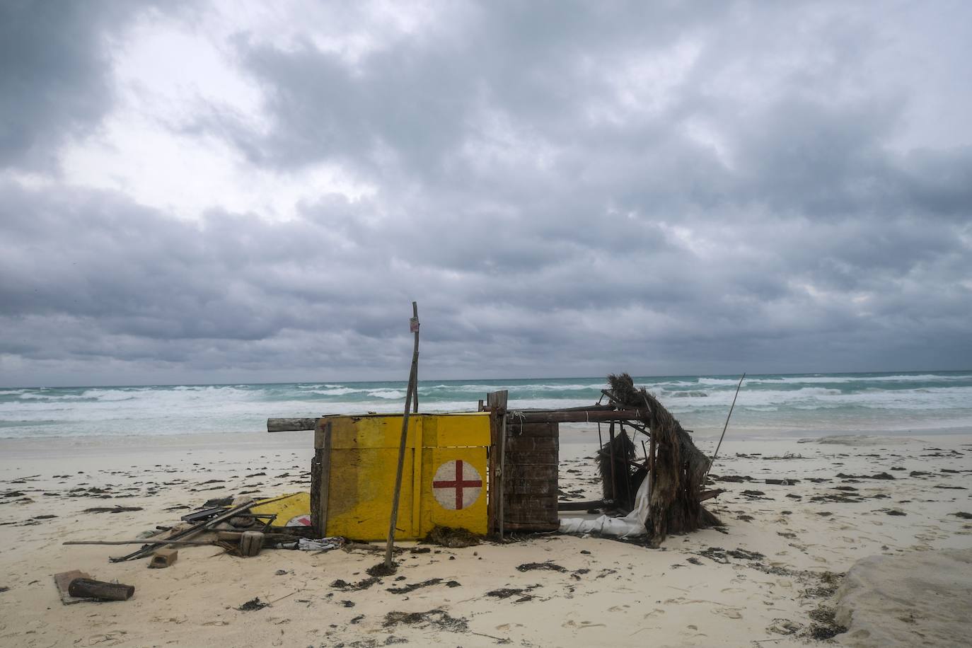 El huracán Delta genera múltiples incidencias en el caribe mexicano a su paso por la península del Yucatán