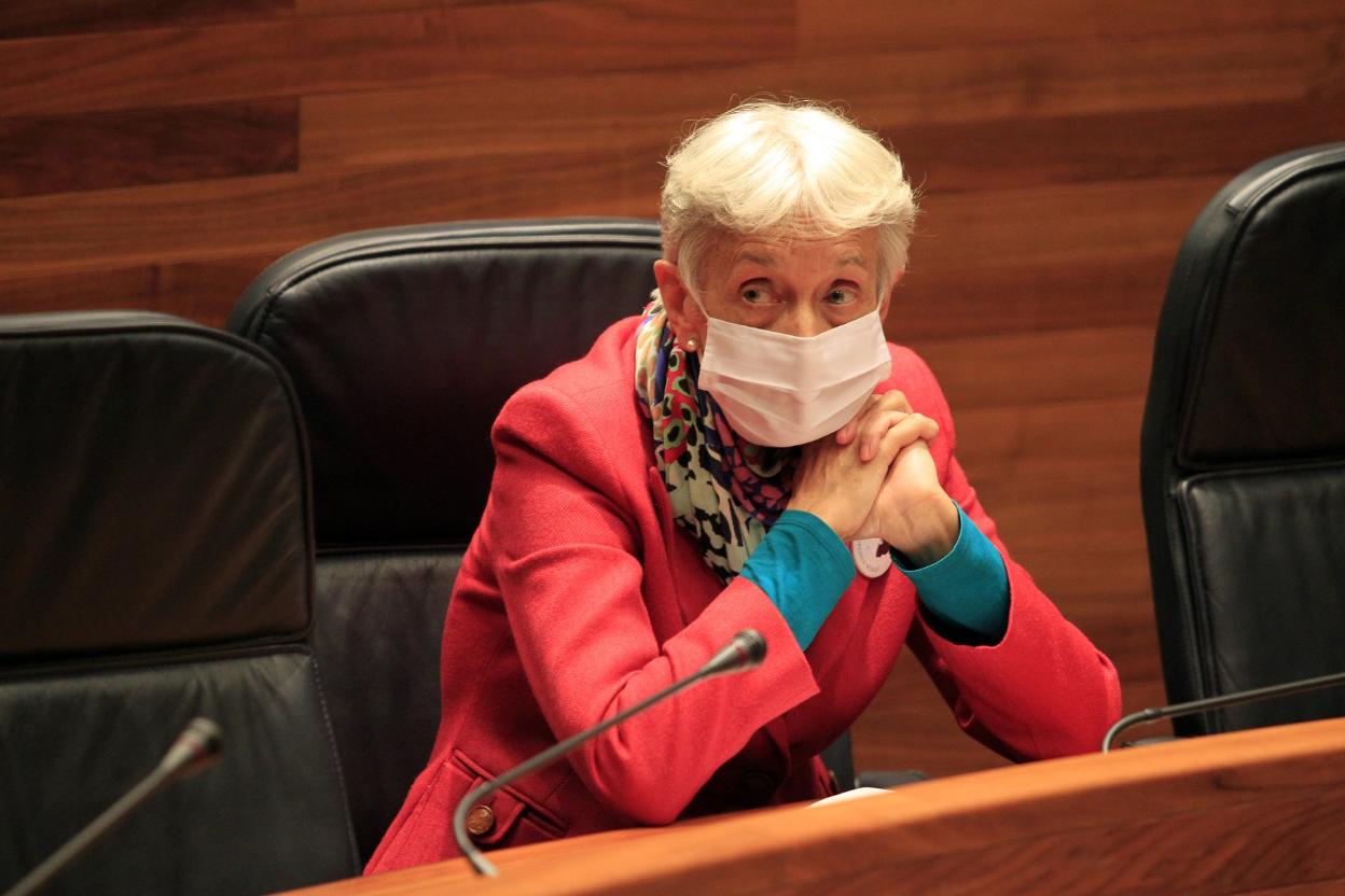 Carmen Suárez, durante el debate sobre su reprobación. 