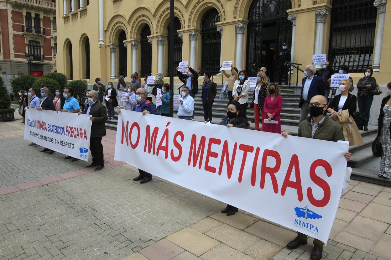 Médicos de Atención Primaria se concentraron ayer frente a la sede de Presidencia para exigir medidas inmediatas. 