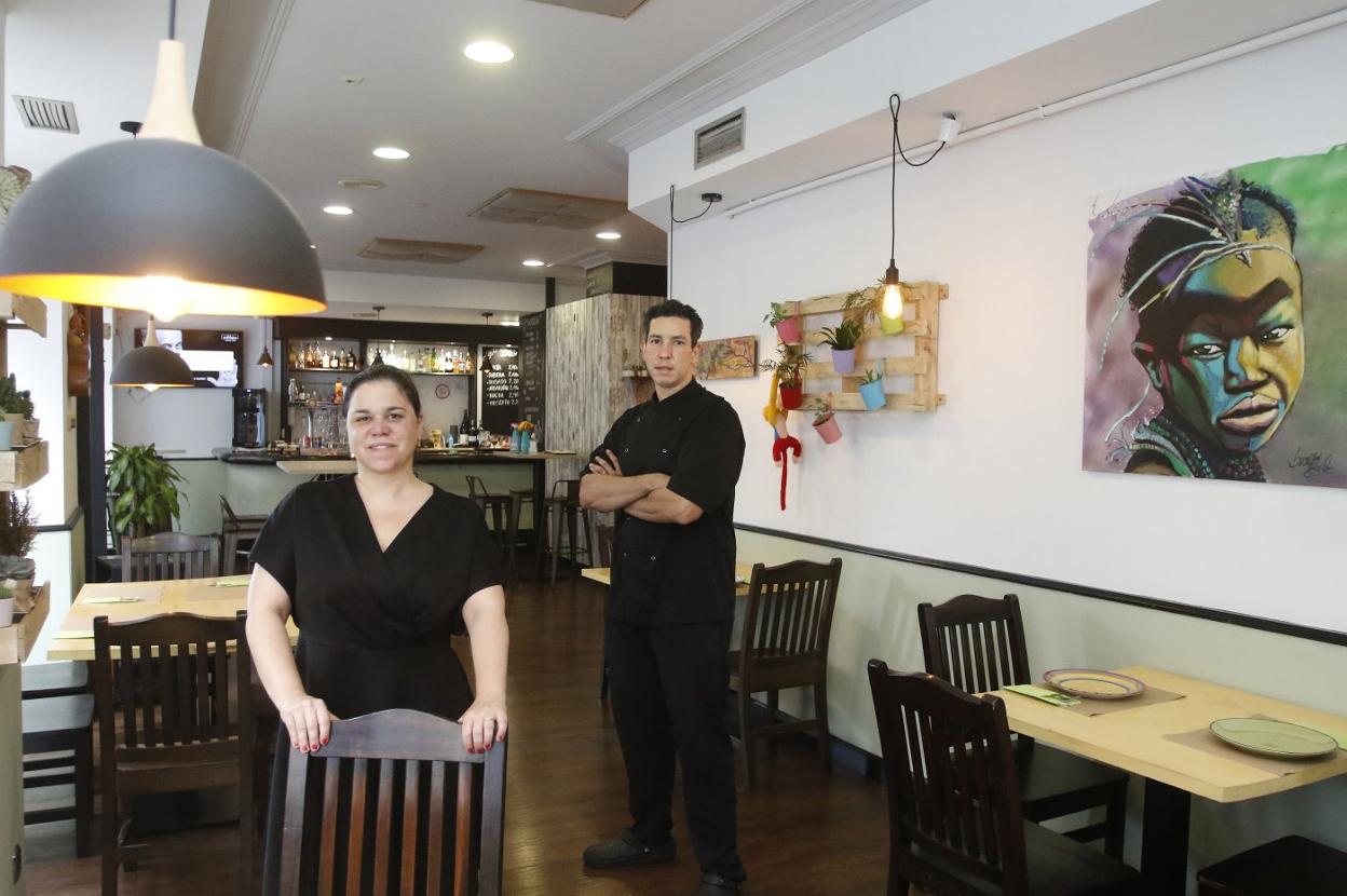Rosa Sánchez y Renato Pinto, en el comedor del restaurante gijonés. 