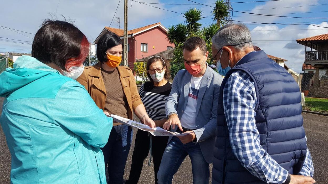 El alcalde de Corvera se reunió ayer con los representantes vecinales de ambas parroquias. 