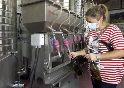 Imagen secundaria 1 - La uva despalillada, la pisada y algún racimo entero en una tina y empieza la fermentación. Una vez fermentados, prensados y trasegados, el vino ya se embotella y se deja 'dormir'. Todas las botellas se corchan en la propia bodega de forma manual y antes de ponerse a la venta. se etiquetan. El sello de la DOP se pone a mano uno a uno.