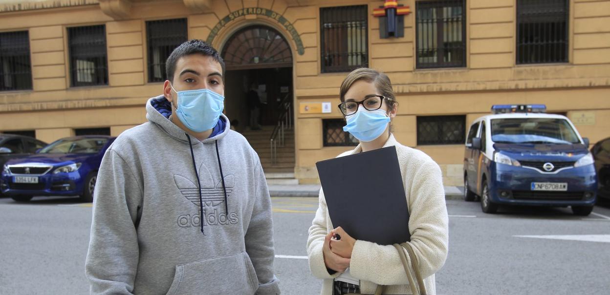 El joven Cristian García y su abogada Verónica Cotelo, ayer frente a la comisaría del Cuerpo Nacional de Policía, antes de presentar la denuncia contra R. M. R. por quebrantamiento de la orden de alejamiento; está condenado a dos años de prisión por maltrato. 