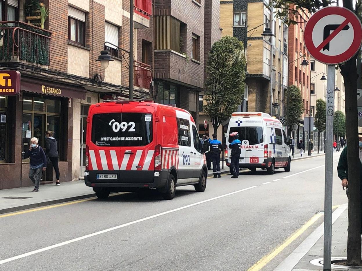 Ambulancia y policía en el lugar del suceso. 