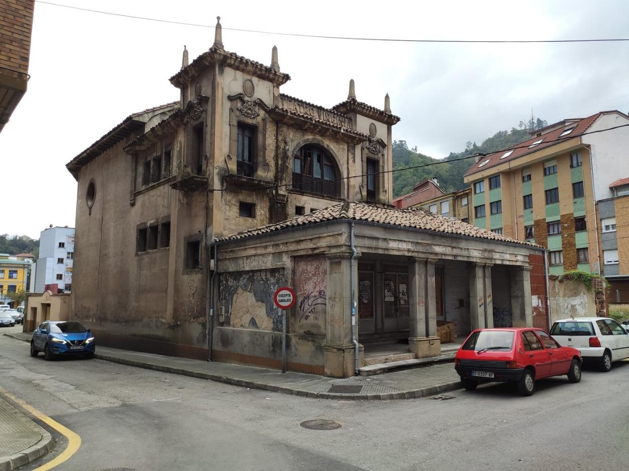El teatro Virginia de Sotrondio, que albergará el centro de salud. 