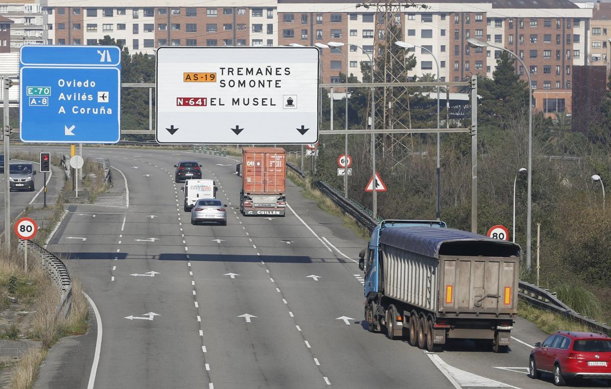 Camiones hacia la avenida Príncipe de Asturias, única que ahora da acceso a El Musel a la espera del futuro vial. 