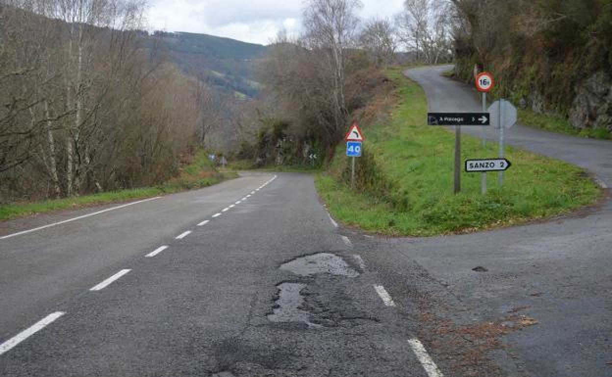 Un tramo del corredor del Navia lleno de baches, a la altura del desvío a Sanzo, en Pesoz. 