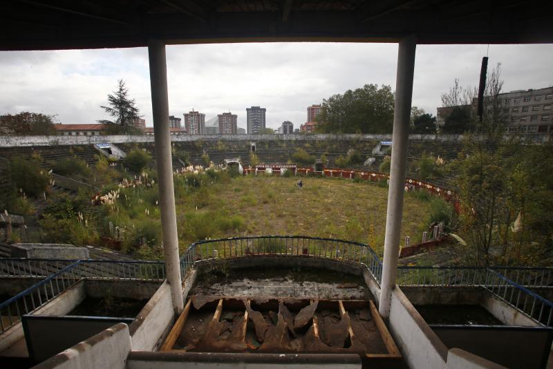 Las filtraciones de agua han acelerado la ruina de la grada alta de la plaza de toros de Oviedo, que es irrecuperable. El moho cubre paredes enteras, la corrosión amenaza las vigas y el alvero está lleno de maleza.