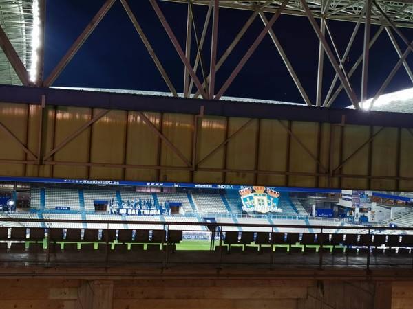 Los aficionados del Sporting y del Real Oviedo han animado a sus equipos antes del inicio del derbi asturiano en el estadio Carlos Tartiere. 