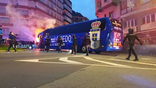 Los aficionados del Sporting y del Real Oviedo han animado a sus equipos antes del inicio del derbi asturiano en el estadio Carlos Tartiere. 