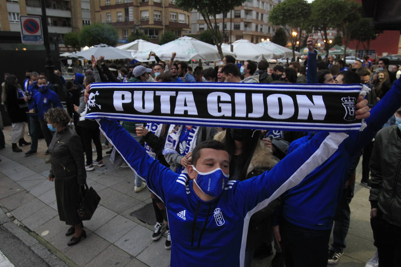 Los aficionados del Sporting y del Real Oviedo han animado a sus equipos antes del inicio del derbi asturiano en el estadio Carlos Tartiere. 