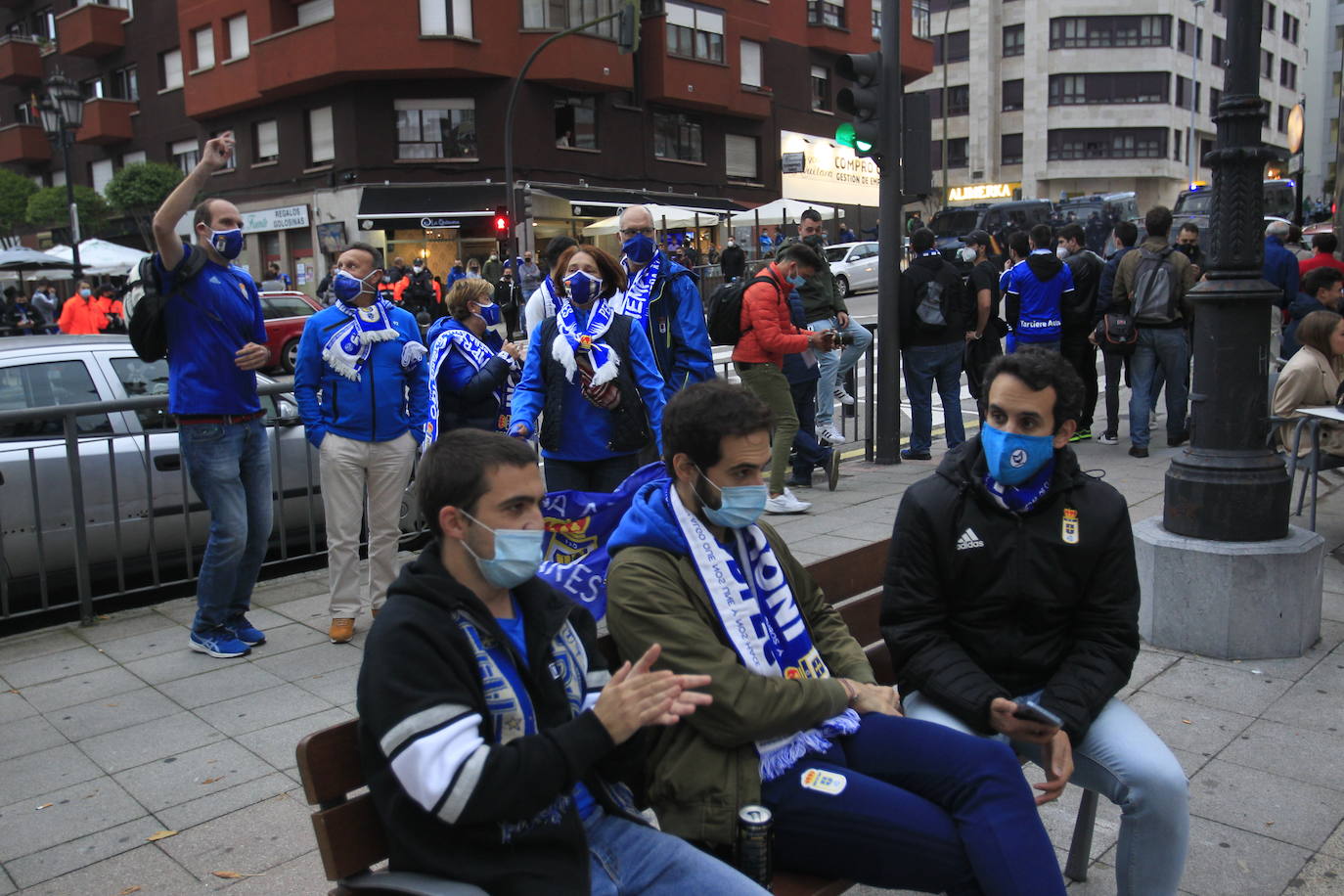 Los aficionados del Sporting y del Real Oviedo han animado a sus equipos antes del inicio del derbi asturiano en el estadio Carlos Tartiere. 