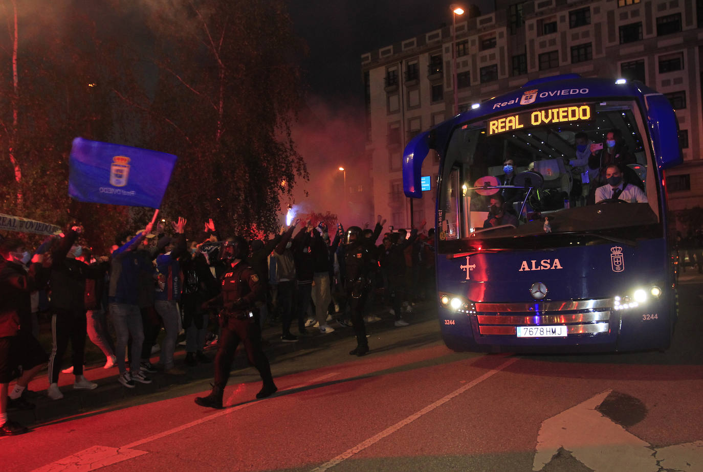 Los aficionados del Sporting y del Real Oviedo han animado a sus equipos antes del inicio del derbi asturiano en el estadio Carlos Tartiere. 